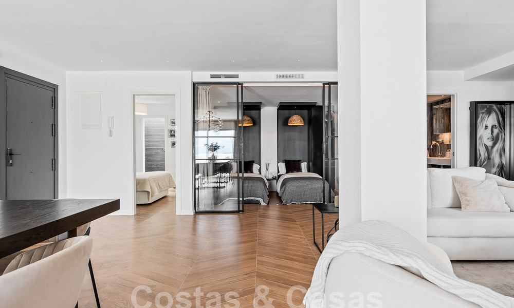 Eigentijds gerenoveerd penthouse te koop met berg- en zeezicht in Nueva Andalucia, Marbella 53585