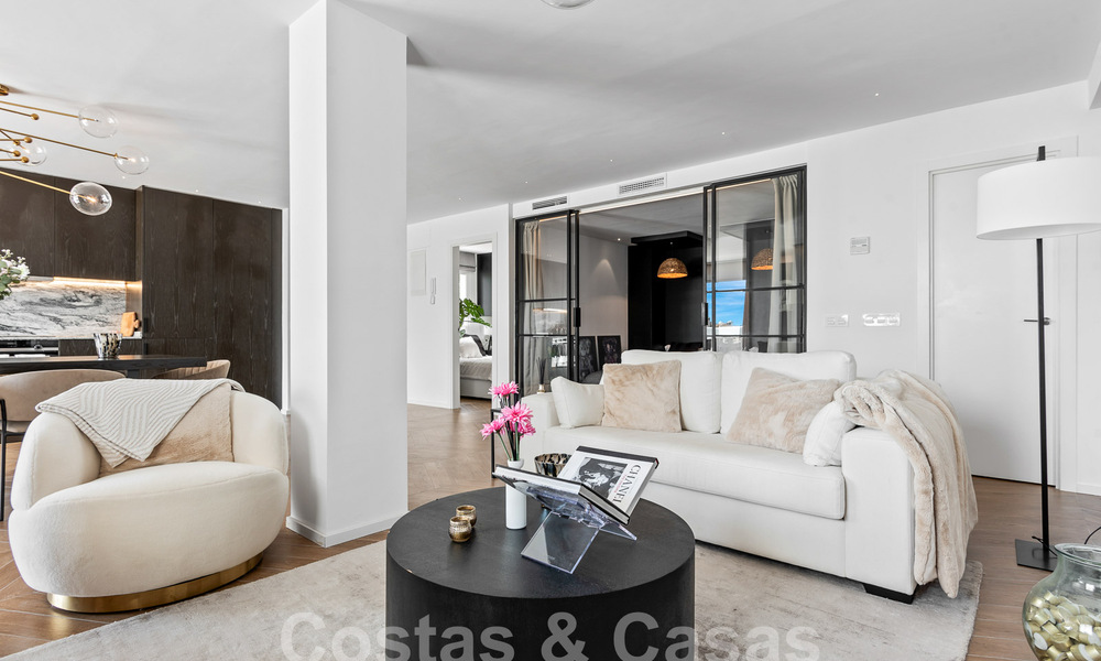Eigentijds gerenoveerd penthouse te koop met berg- en zeezicht in Nueva Andalucia, Marbella 53586