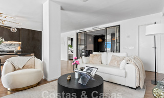 Eigentijds gerenoveerd penthouse te koop met berg- en zeezicht in Nueva Andalucia, Marbella 53586 
