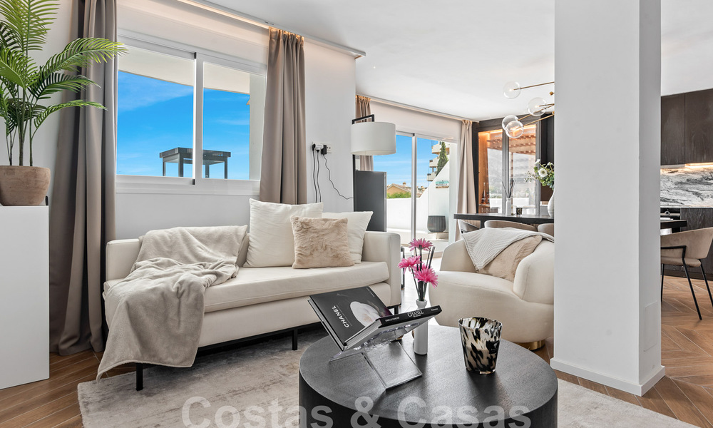 Eigentijds gerenoveerd penthouse te koop met berg- en zeezicht in Nueva Andalucia, Marbella 53587
