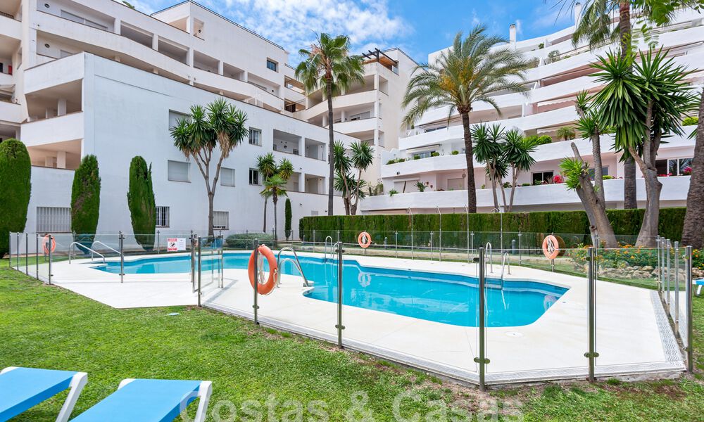 Eigentijds gerenoveerd penthouse te koop met berg- en zeezicht in Nueva Andalucia, Marbella 53590