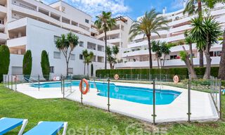 Eigentijds gerenoveerd penthouse te koop met berg- en zeezicht in Nueva Andalucia, Marbella 53590 