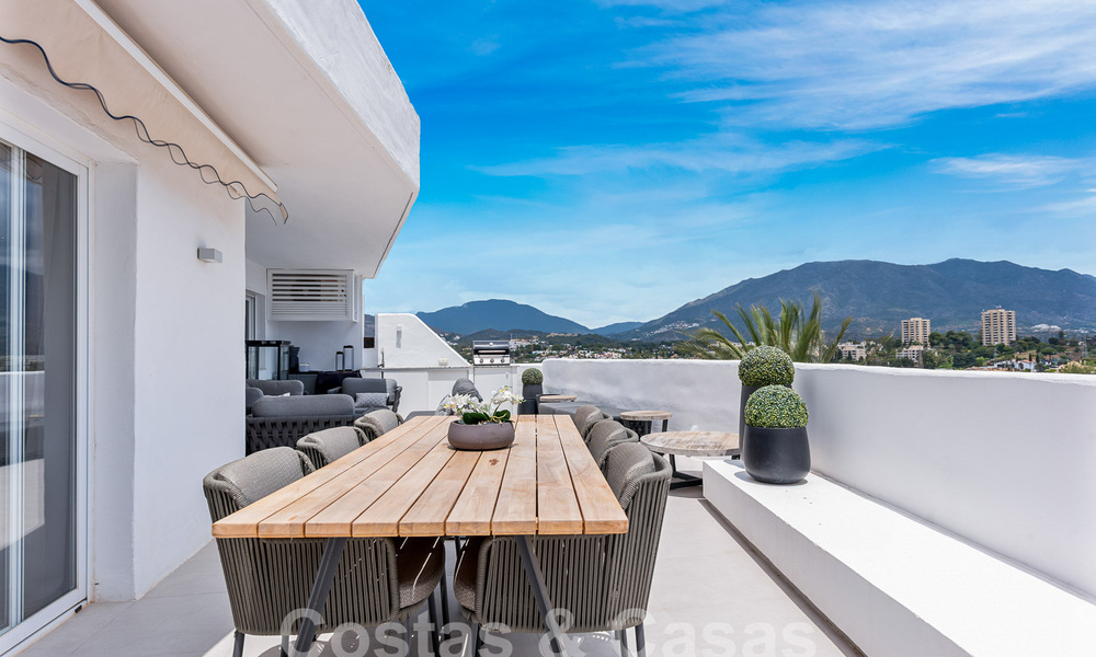 Eigentijds gerenoveerd penthouse te koop met berg- en zeezicht in Nueva Andalucia, Marbella 53593