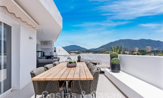 Eigentijds gerenoveerd penthouse te koop met berg- en zeezicht in Nueva Andalucia, Marbella 53593 