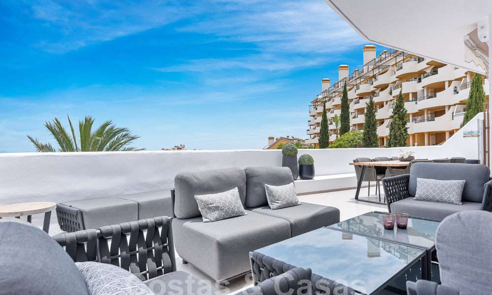 Eigentijds gerenoveerd penthouse te koop met berg- en zeezicht in Nueva Andalucia, Marbella 53595
