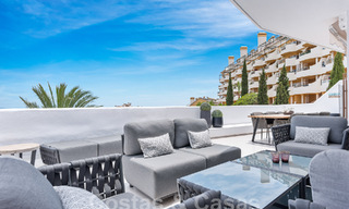 Eigentijds gerenoveerd penthouse te koop met berg- en zeezicht in Nueva Andalucia, Marbella 53595 