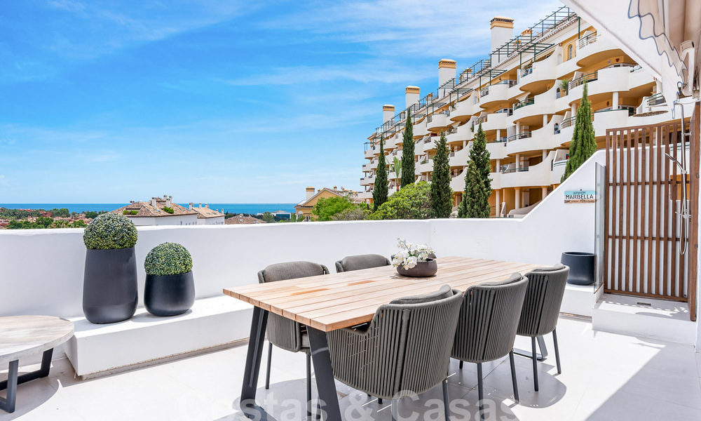 Eigentijds gerenoveerd penthouse te koop met berg- en zeezicht in Nueva Andalucia, Marbella 53597