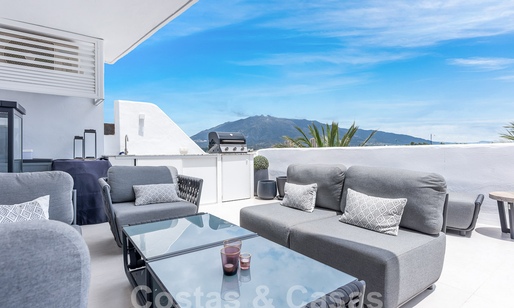 Eigentijds gerenoveerd penthouse te koop met berg- en zeezicht in Nueva Andalucia, Marbella 53598