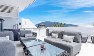 Eigentijds gerenoveerd penthouse te koop met berg- en zeezicht in Nueva Andalucia, Marbella 53598 