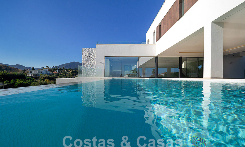 Modernistische luxevilla te koop met magnifiek uitzicht op zee en op de golfbaan in Benahavis - Marbella 54486