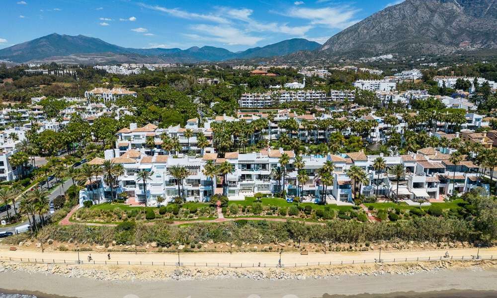 Superieur eerstelijnsstrand penthouse te koop met frontaal zeezicht in Puente Romano op de Golden Mile van Marbella 52908