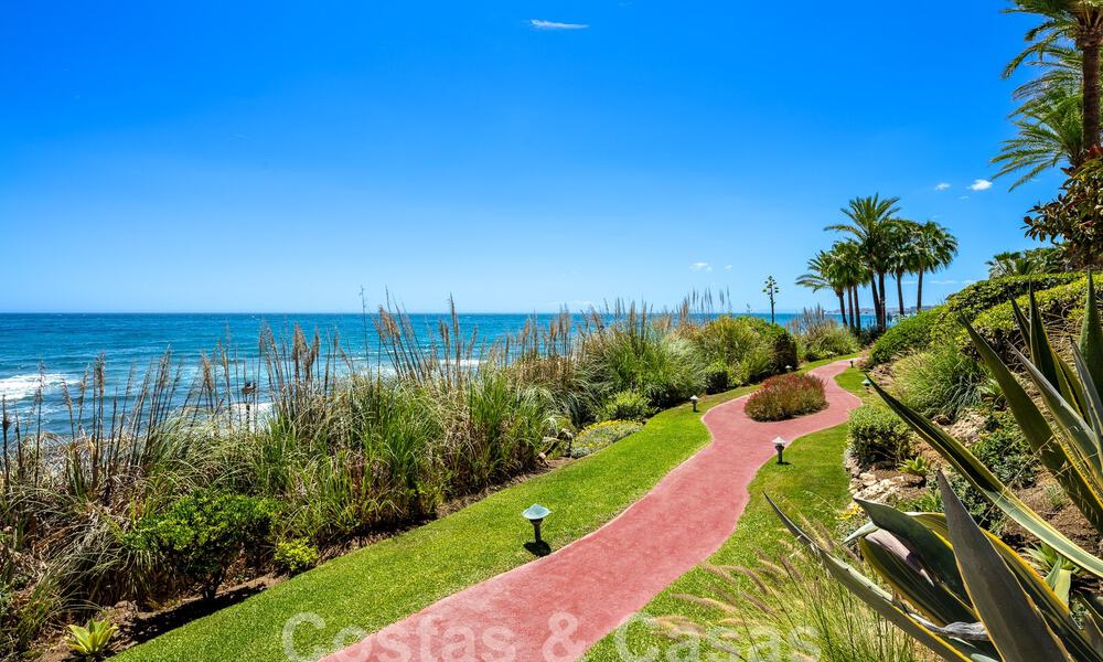 Superieur eerstelijnsstrand penthouse te koop met frontaal zeezicht in Puente Romano op de Golden Mile van Marbella 52909