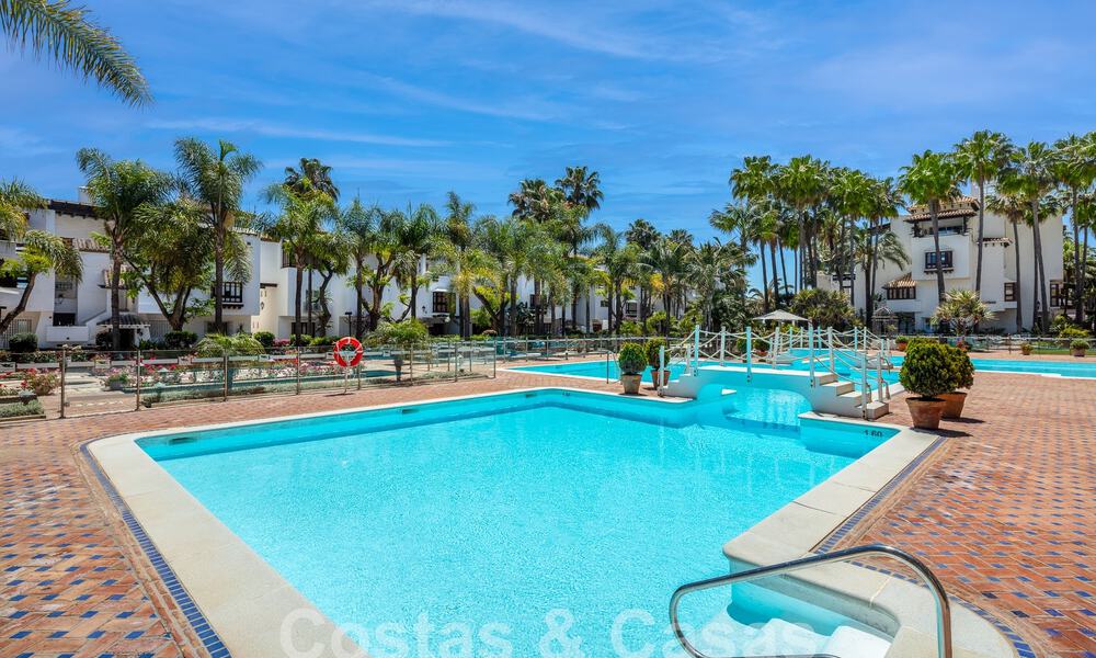 Superieur eerstelijnsstrand penthouse te koop met frontaal zeezicht in Puente Romano op de Golden Mile van Marbella 52910