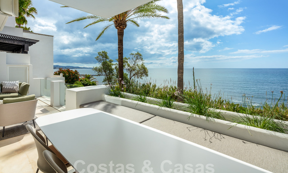 Superieur eerstelijnsstrand penthouse te koop met frontaal zeezicht in Puente Romano op de Golden Mile van Marbella 52915