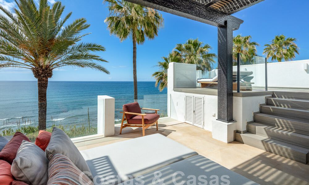 Superieur eerstelijnsstrand penthouse te koop met frontaal zeezicht in Puente Romano op de Golden Mile van Marbella 52917