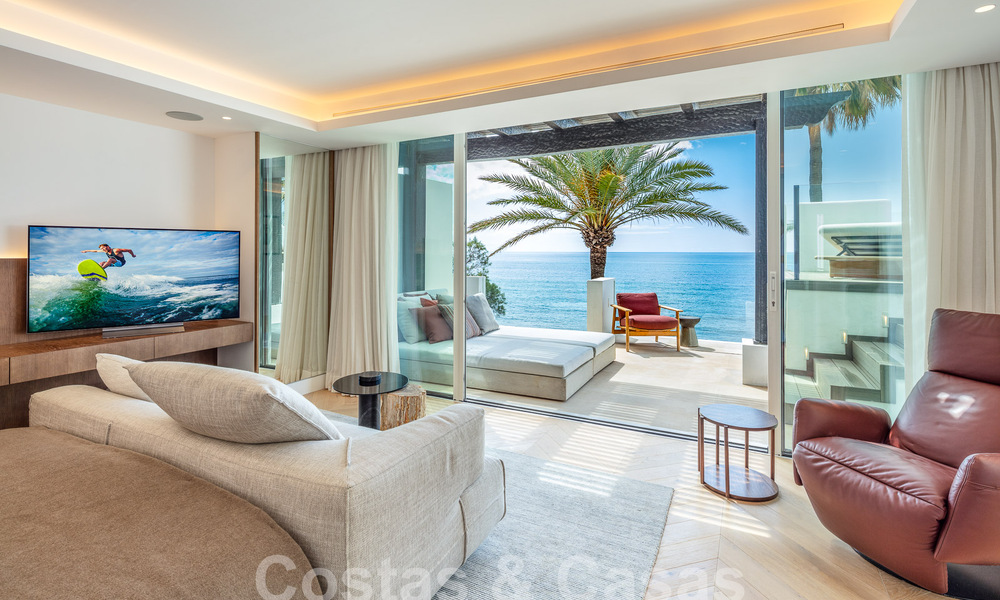 Superieur eerstelijnsstrand penthouse te koop met frontaal zeezicht in Puente Romano op de Golden Mile van Marbella 52920