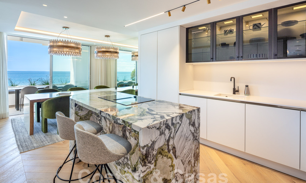 Superieur eerstelijnsstrand penthouse te koop met frontaal zeezicht in Puente Romano op de Golden Mile van Marbella 52931