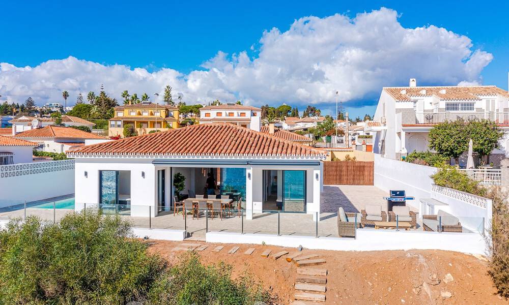 Schitterende strandvilla in een modern-Mediterrane stijl te koop met frontaal zeezicht, eerstelijnsstrand in Mijas, Costa del Sol 54554