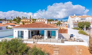 Schitterende strandvilla in een modern-Mediterrane stijl te koop met frontaal zeezicht, eerstelijnsstrand in Mijas, Costa del Sol 54554 