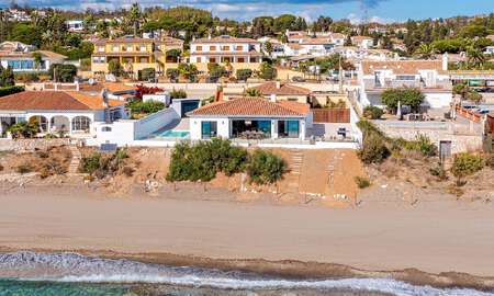 Schitterende strandvilla in een modern-Mediterrane stijl te koop met frontaal zeezicht, eerstelijnsstrand in Mijas, Costa del Sol 54555