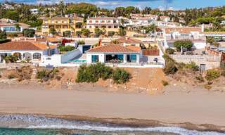 Schitterende strandvilla in een modern-Mediterrane stijl te koop met frontaal zeezicht, eerstelijnsstrand in Mijas, Costa del Sol 54555 