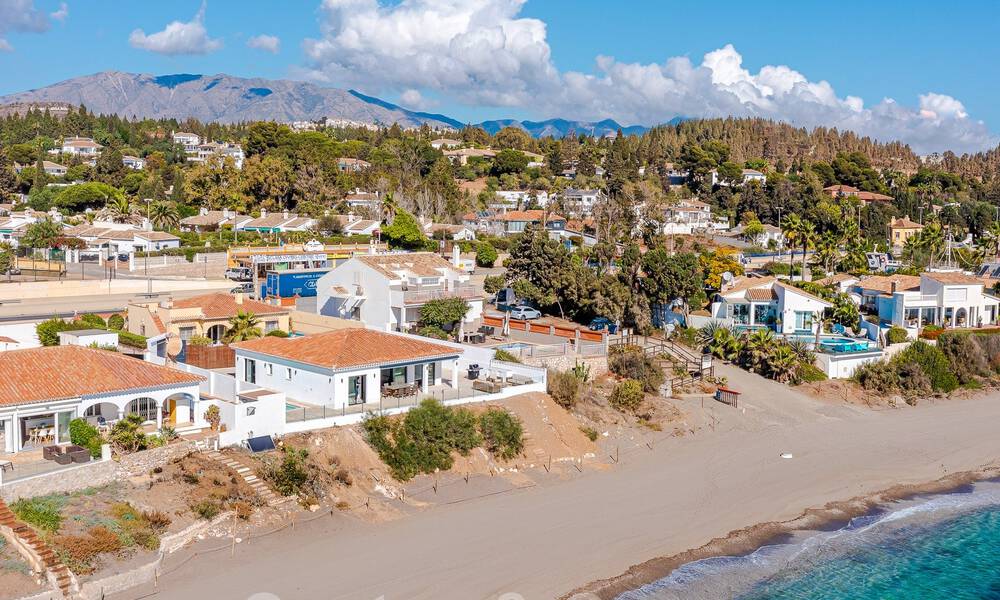 Schitterende strandvilla in een modern-Mediterrane stijl te koop met frontaal zeezicht, eerstelijnsstrand in Mijas, Costa del Sol 54556