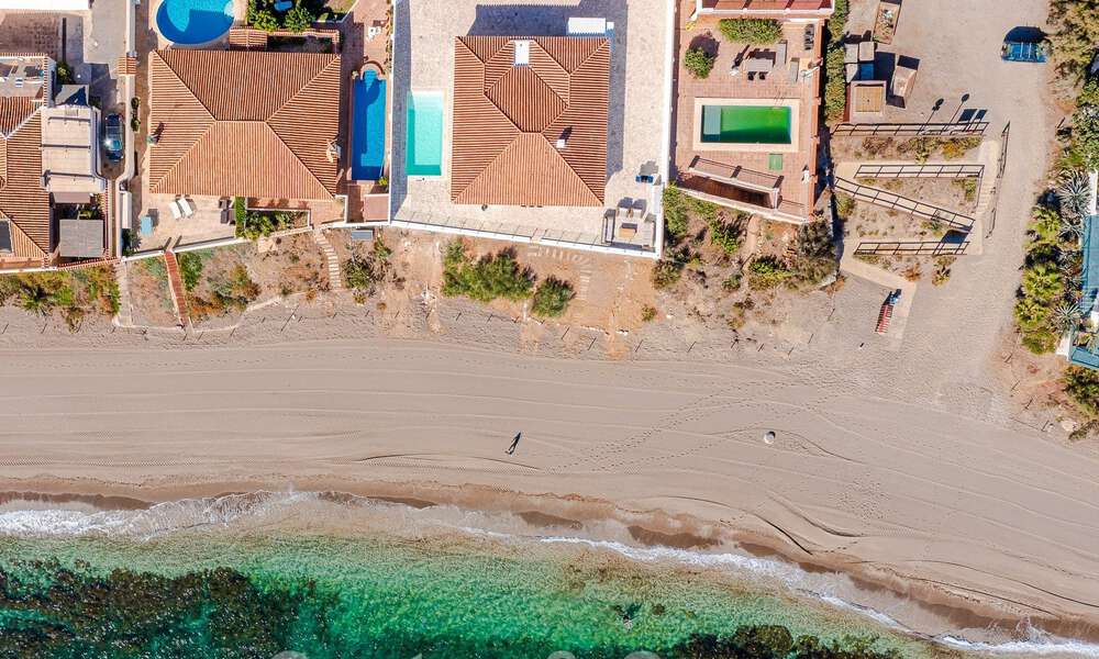 Schitterende strandvilla in een modern-Mediterrane stijl te koop met frontaal zeezicht, eerstelijnsstrand in Mijas, Costa del Sol 54557
