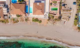 Schitterende strandvilla in een modern-Mediterrane stijl te koop met frontaal zeezicht, eerstelijnsstrand in Mijas, Costa del Sol 54557 