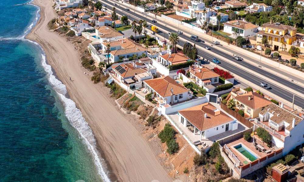 Schitterende strandvilla in een modern-Mediterrane stijl te koop met frontaal zeezicht, eerstelijnsstrand in Mijas, Costa del Sol 54558