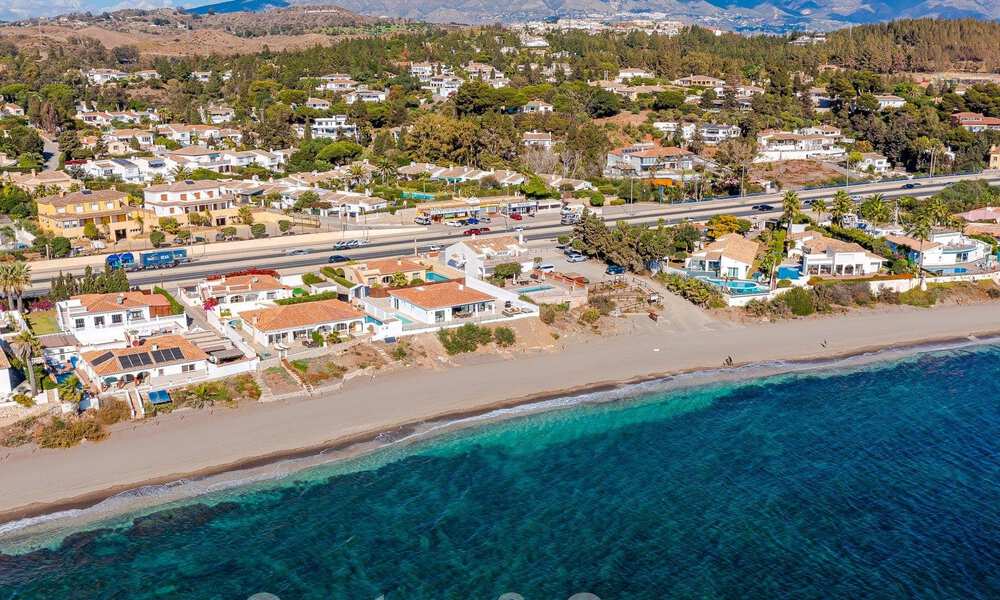 Schitterende strandvilla in een modern-Mediterrane stijl te koop met frontaal zeezicht, eerstelijnsstrand in Mijas, Costa del Sol 54559