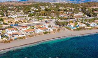 Schitterende strandvilla in een modern-Mediterrane stijl te koop met frontaal zeezicht, eerstelijnsstrand in Mijas, Costa del Sol 54559 