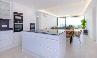 Schitterende strandvilla in een modern-Mediterrane stijl te koop met frontaal zeezicht, eerstelijnsstrand in Mijas, Costa del Sol 54560 