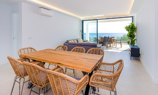 Schitterende strandvilla in een modern-Mediterrane stijl te koop met frontaal zeezicht, eerstelijnsstrand in Mijas, Costa del Sol 54563 