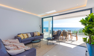 Schitterende strandvilla in een modern-Mediterrane stijl te koop met frontaal zeezicht, eerstelijnsstrand in Mijas, Costa del Sol 54565 