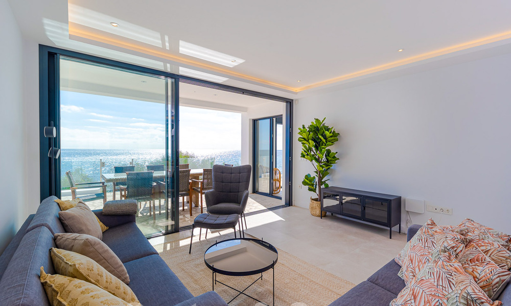 Schitterende strandvilla in een modern-Mediterrane stijl te koop met frontaal zeezicht, eerstelijnsstrand in Mijas, Costa del Sol 54566