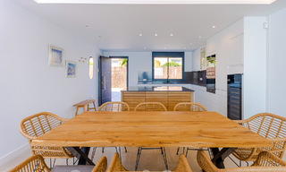 Schitterende strandvilla in een modern-Mediterrane stijl te koop met frontaal zeezicht, eerstelijnsstrand in Mijas, Costa del Sol 54568 