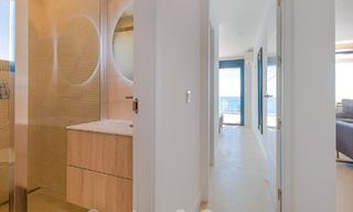 Schitterende strandvilla in een modern-Mediterrane stijl te koop met frontaal zeezicht, eerstelijnsstrand in Mijas, Costa del Sol 54570 