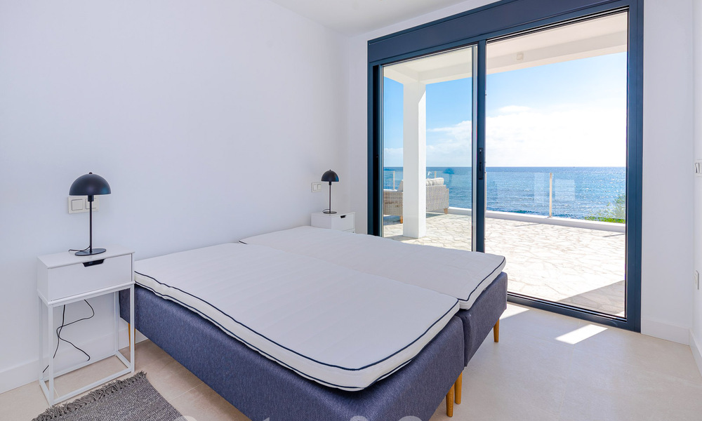 Schitterende strandvilla in een modern-Mediterrane stijl te koop met frontaal zeezicht, eerstelijnsstrand in Mijas, Costa del Sol 54572