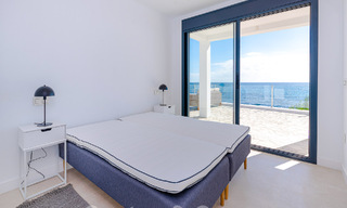 Schitterende strandvilla in een modern-Mediterrane stijl te koop met frontaal zeezicht, eerstelijnsstrand in Mijas, Costa del Sol 54572 