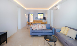 Schitterende strandvilla in een modern-Mediterrane stijl te koop met frontaal zeezicht, eerstelijnsstrand in Mijas, Costa del Sol 54574 