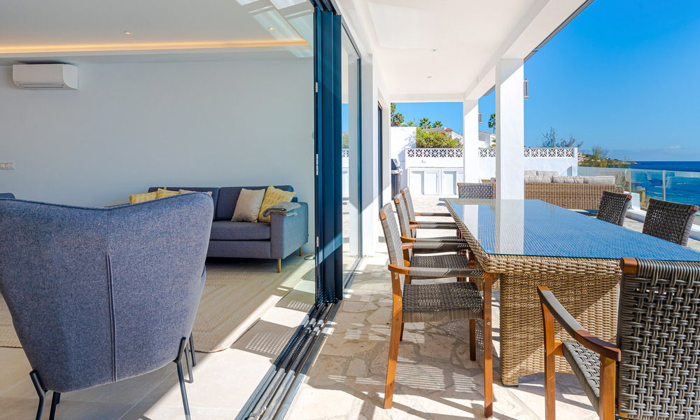 Schitterende strandvilla in een modern-Mediterrane stijl te koop met frontaal zeezicht, eerstelijnsstrand in Mijas, Costa del Sol 54576