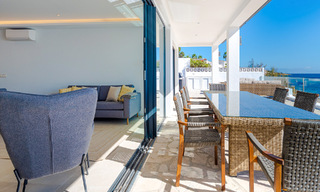 Schitterende strandvilla in een modern-Mediterrane stijl te koop met frontaal zeezicht, eerstelijnsstrand in Mijas, Costa del Sol 54576 