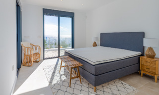 Schitterende strandvilla in een modern-Mediterrane stijl te koop met frontaal zeezicht, eerstelijnsstrand in Mijas, Costa del Sol 54577 