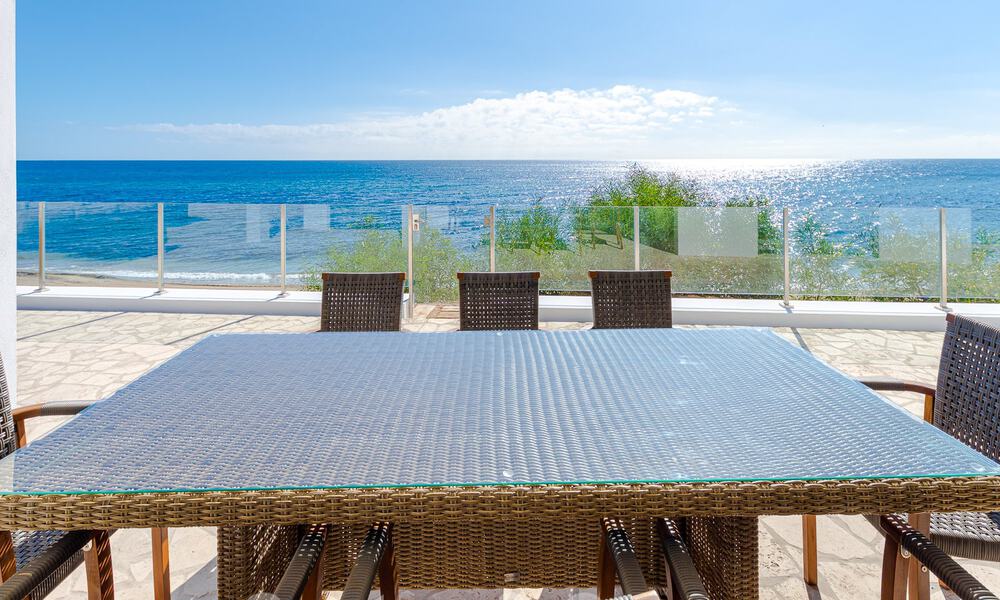 Schitterende strandvilla in een modern-Mediterrane stijl te koop met frontaal zeezicht, eerstelijnsstrand in Mijas, Costa del Sol 54581