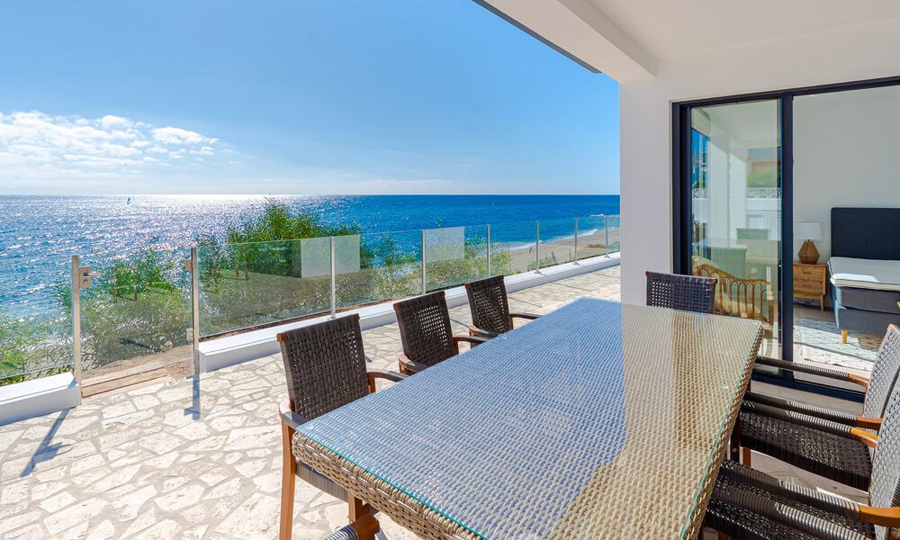 Schitterende strandvilla in een modern-Mediterrane stijl te koop met frontaal zeezicht, eerstelijnsstrand in Mijas, Costa del Sol 54582