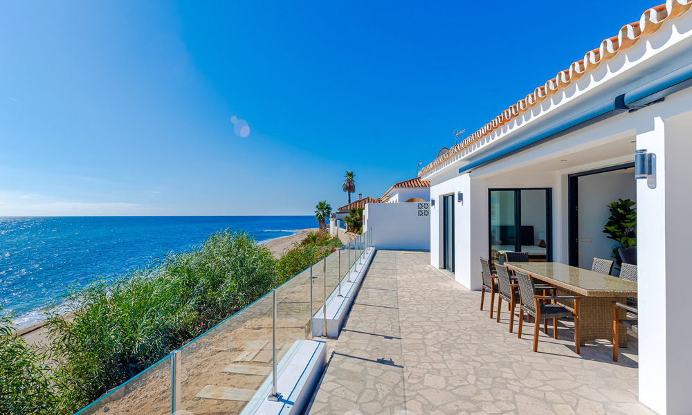 Schitterende strandvilla in een modern-Mediterrane stijl te koop met frontaal zeezicht, eerstelijnsstrand in Mijas, Costa del Sol 54583