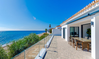 Schitterende strandvilla in een modern-Mediterrane stijl te koop met frontaal zeezicht, eerstelijnsstrand in Mijas, Costa del Sol 54583 