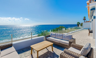 Schitterende strandvilla in een modern-Mediterrane stijl te koop met frontaal zeezicht, eerstelijnsstrand in Mijas, Costa del Sol 54584 