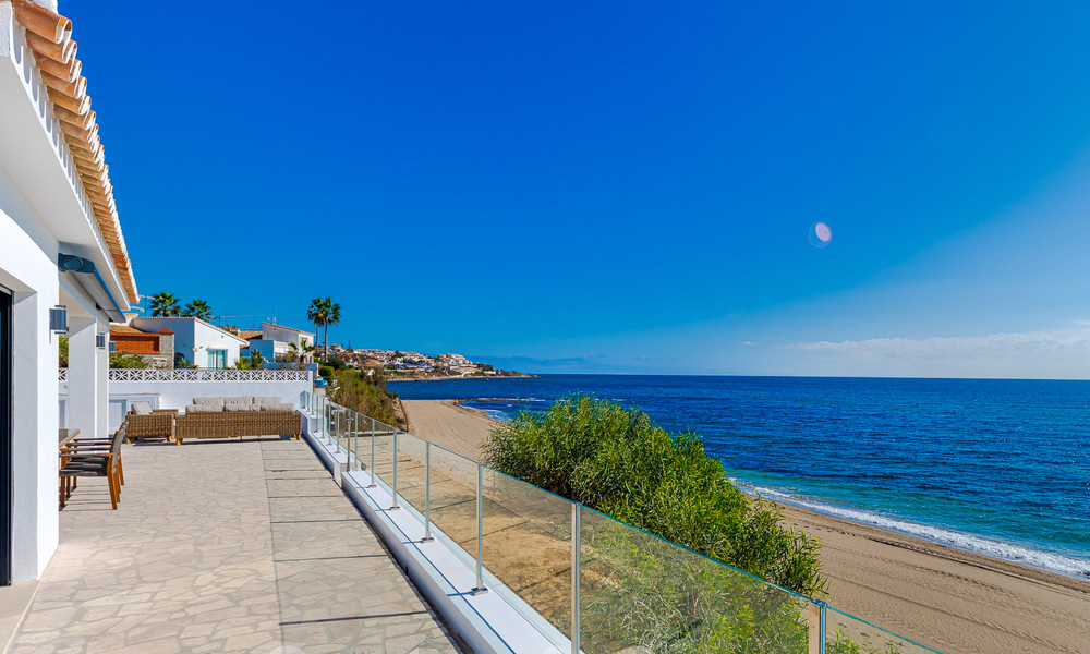 Schitterende strandvilla in een modern-Mediterrane stijl te koop met frontaal zeezicht, eerstelijnsstrand in Mijas, Costa del Sol 54585