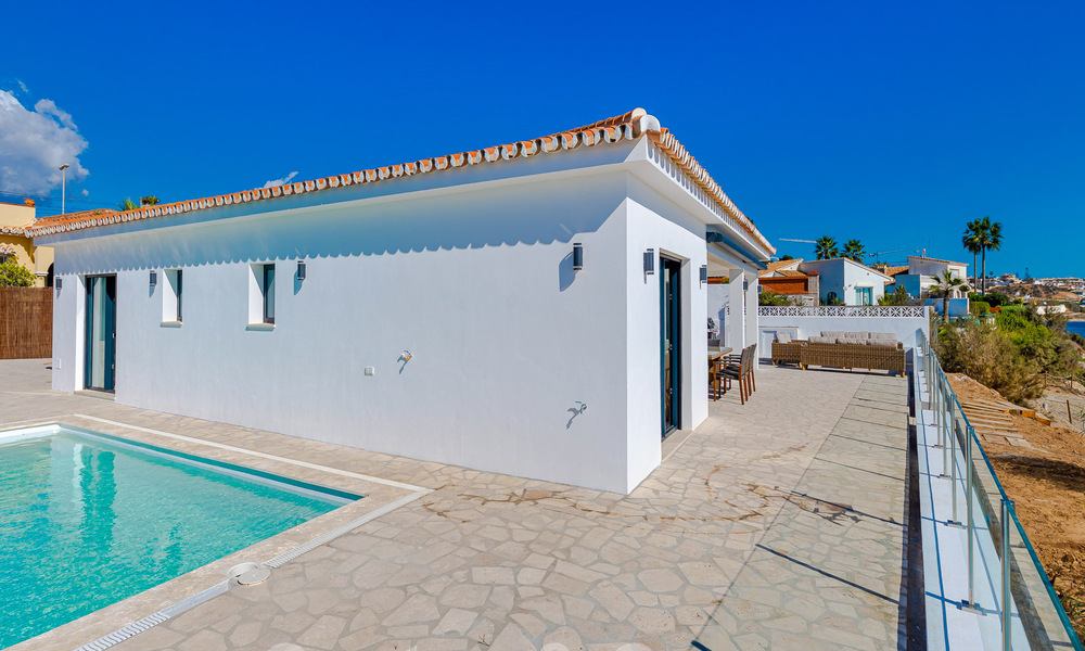 Schitterende strandvilla in een modern-Mediterrane stijl te koop met frontaal zeezicht, eerstelijnsstrand in Mijas, Costa del Sol 54586